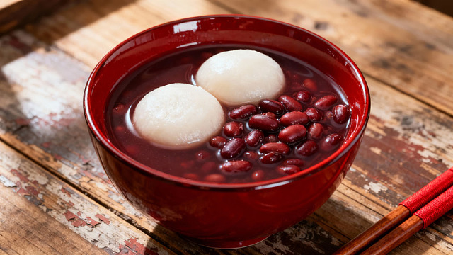 红豆汤圆甜品摆放在木质桌面上