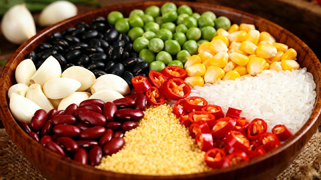 木碗盛多种食材色彩丰富