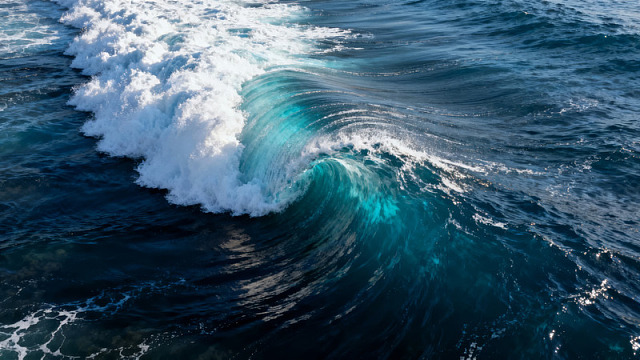 海浪翻滚碧波荡漾图片