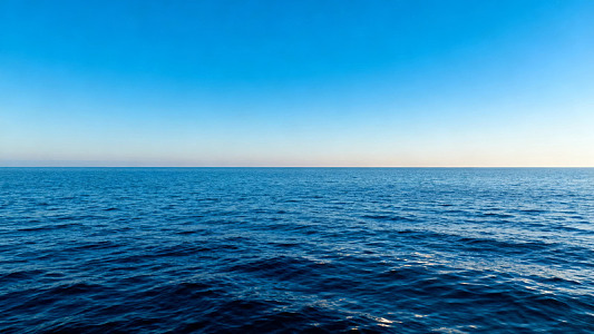 平静海面与蔚蓝天空图片