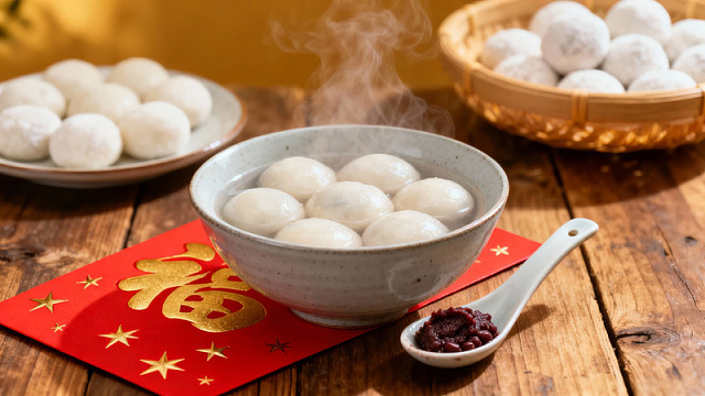 热腾腾的汤圆配红豆沙