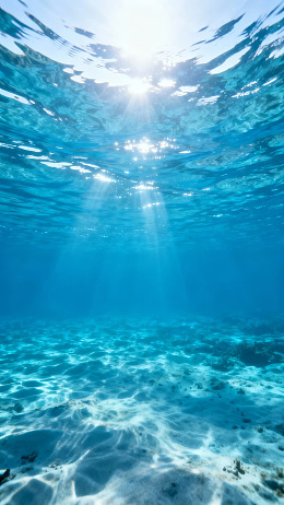 阳光穿透海面照亮海底沙地