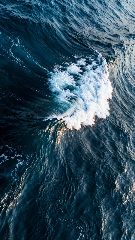 海浪翻滚白色泡沫图片