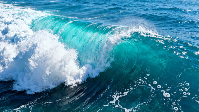 碧海浪花翻涌澎湃图片