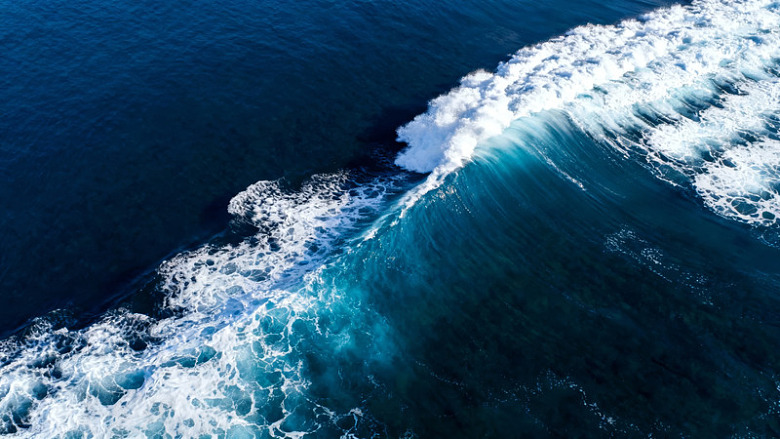 海浪翻滚的壮丽景象图片