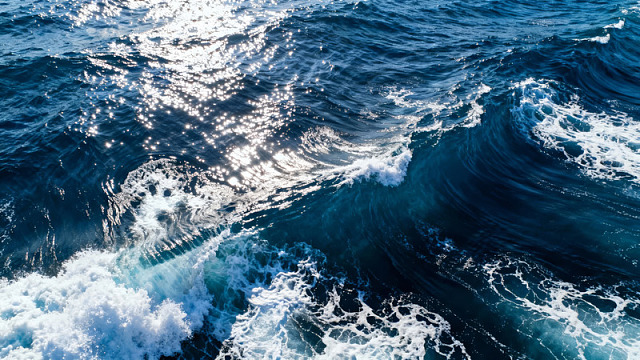 波涛汹涌的海面浪花翻滚
