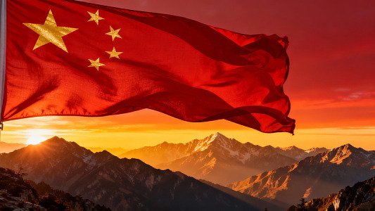 中国国旗迎风飘扬雪山日出