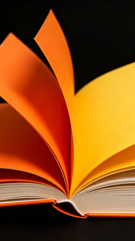 橙黄书页翻开的特写图片