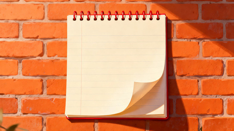 空白笔记本贴于红砖墙