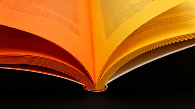 橙黄书页微光映衬图片