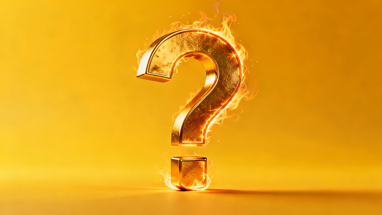 燃烧的金色问号在黄色背景上