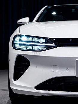 白色汽车前脸特写81