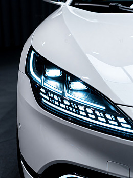 科技感白色汽车前灯特34