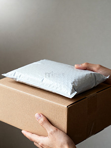 双手捧着包裹的快递场32