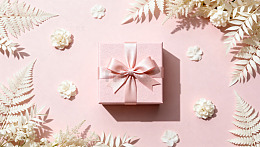 粉色礼盒与白色花卉文59