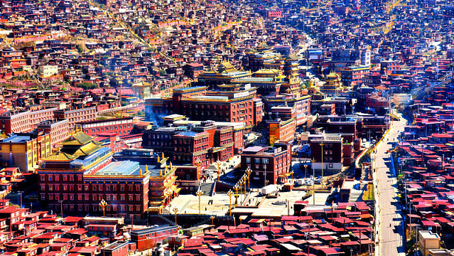 色达佛学院城市风光航拍图