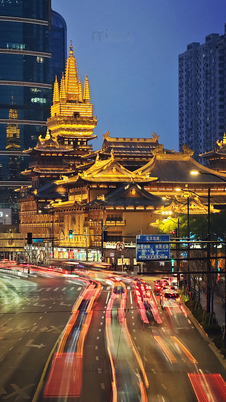 夜色都市古建筑车流