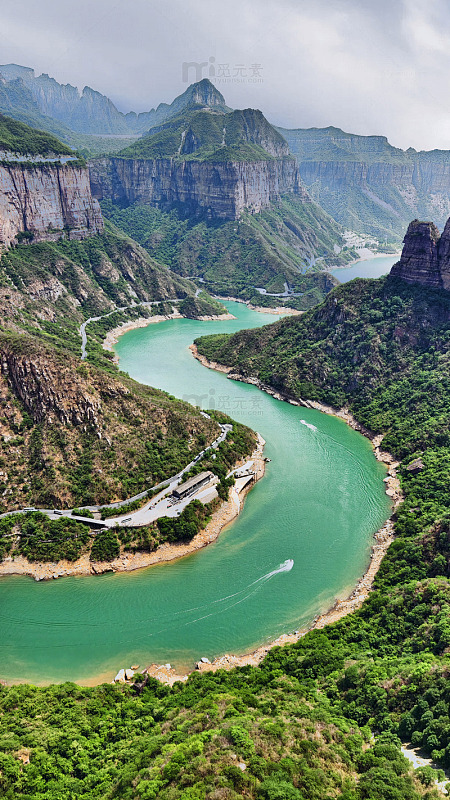 峡谷碧水航拍风光