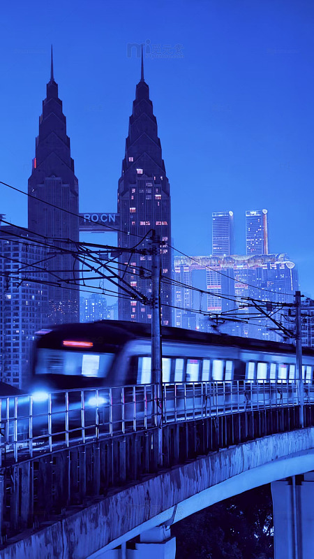 城市夜景列车高速行驶