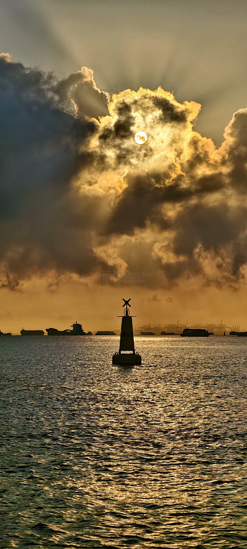 海上灯塔落日美景