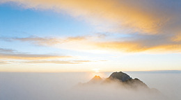 日出山峰云海风光