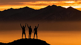 日落山巅欢庆剪影