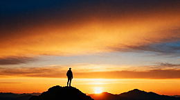 日落剪影山峰人物
