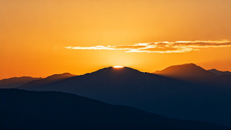 夕阳山峦剪影风景图