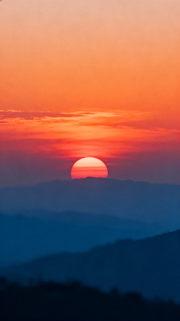 夕阳余晖山峦剪影
