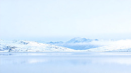 冰雪覆盖山脉湖景