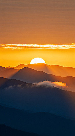 日出山峦美景风光