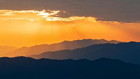 夕阳山峦美景片