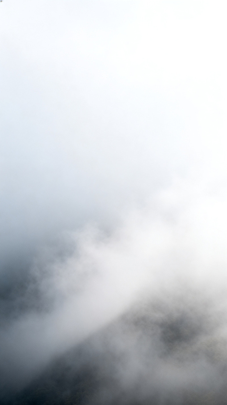 云雾缭绕山峦风光