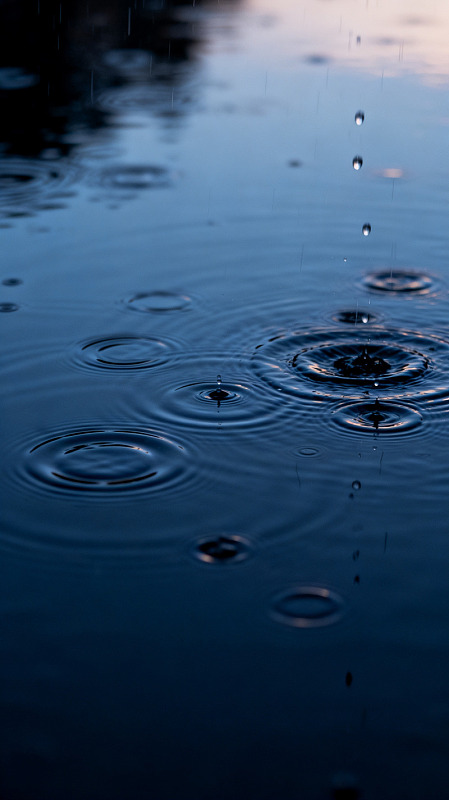 雨滴涟漪水面风光