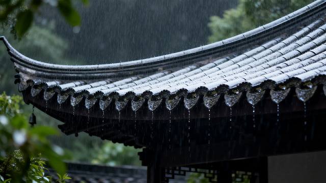 古典屋檐雨中景致