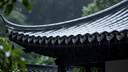 古典屋檐雨中景致