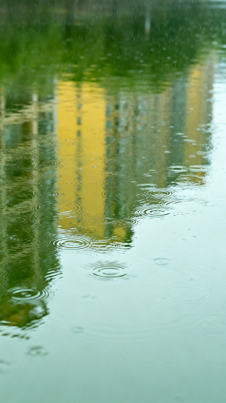 雨中倒影美景