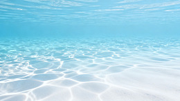 清澈海水白沙底