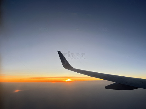 高空日出飞机翼航拍