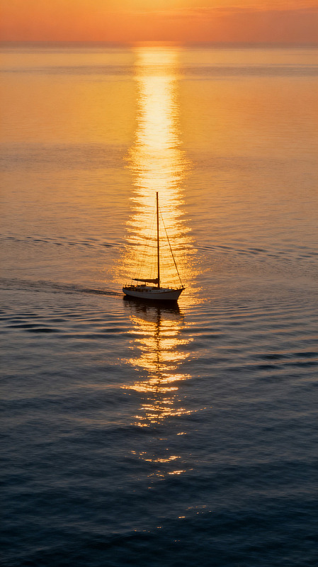 写实风日落海面帆船素材