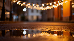 夜景风雨后街道灯光倒影设计素材