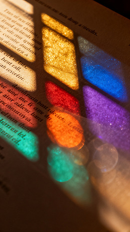 光影风彩色玻璃书页设计素材