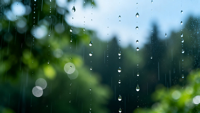写实风雨滴玻璃窗自然风景设计素材