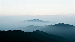 极简风山峦晨雾自然风光素材