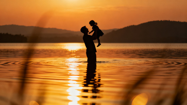 剪影风夕阳父女湖畔温馨场景设计素材