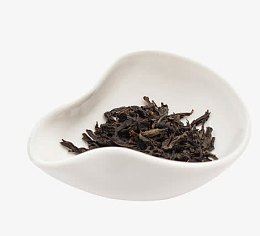 白色瓷盘中的茶叶