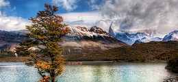 天空山坡湖水背景