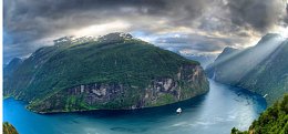 天空山峰河流背景