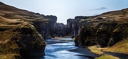 山坡下的河流