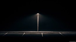 漆黑夜晚路灯指引